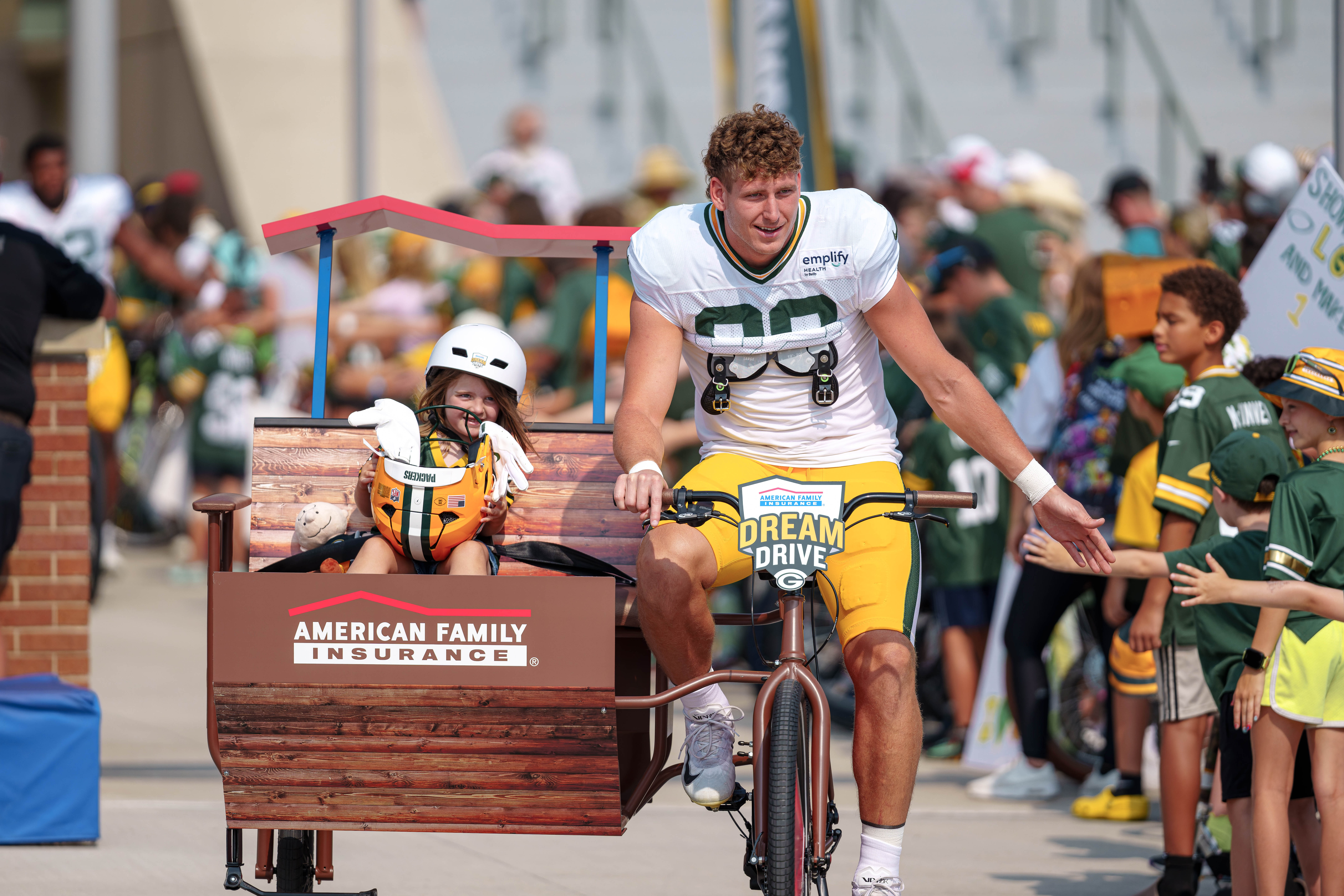 Green Bay Packers tight end, Ben Sims rides a bicycle to practice during the team’s DreamDrive tradition at training camp in Green Bay, Wisconsin, on August 6th, 2025. Photography by Ross Harried for Second Crop Sports.
